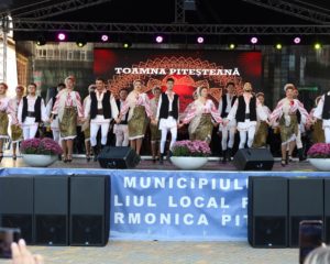 Ansamblul ‘’Doina Bascovului’’, spectacol de excepție, în deschiderea evenimentului jubiliar ‘’Toamna Piteșteana’’!