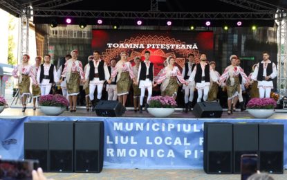 Ansamblul ‘’Doina Bascovului’’, spectacol de excepție, în deschiderea evenimentului jubiliar ‘’Toamna Piteșteana’’!