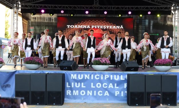 Ansamblul ‘’Doina Bascovului’’, spectacol de excepție, în deschiderea evenimentului jubiliar ‘’Toamna Piteșteana’’!
