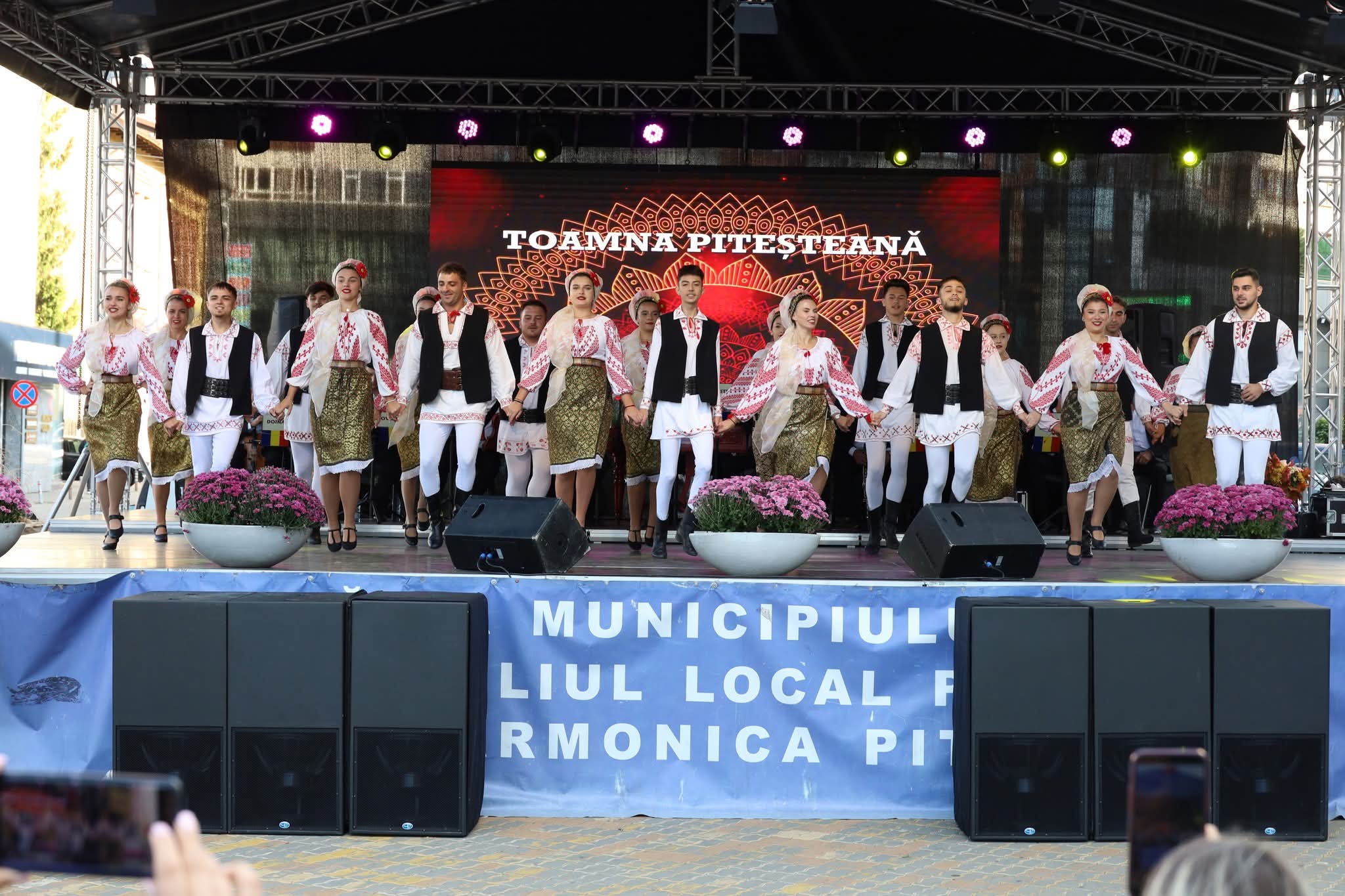 Ansamblul ‘’Doina Bascovului’’, spectacol de excepție, în deschiderea evenimentului jubiliar ‘’Toamna Piteșteana’’!