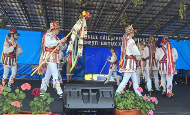 Dansatorii bascoveni, pe scena Festivalului Călușăresc ’’ILIE MARTIN’’, din Colonești, județul Olt!
