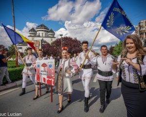 Dansatorii bascoveni, în parada Zilei Naționale a Portului Popular din România, la Mioveni!