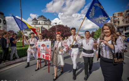 Dansatorii bascoveni, în parada Zilei Naționale a Portului Popular din România, la Mioveni!