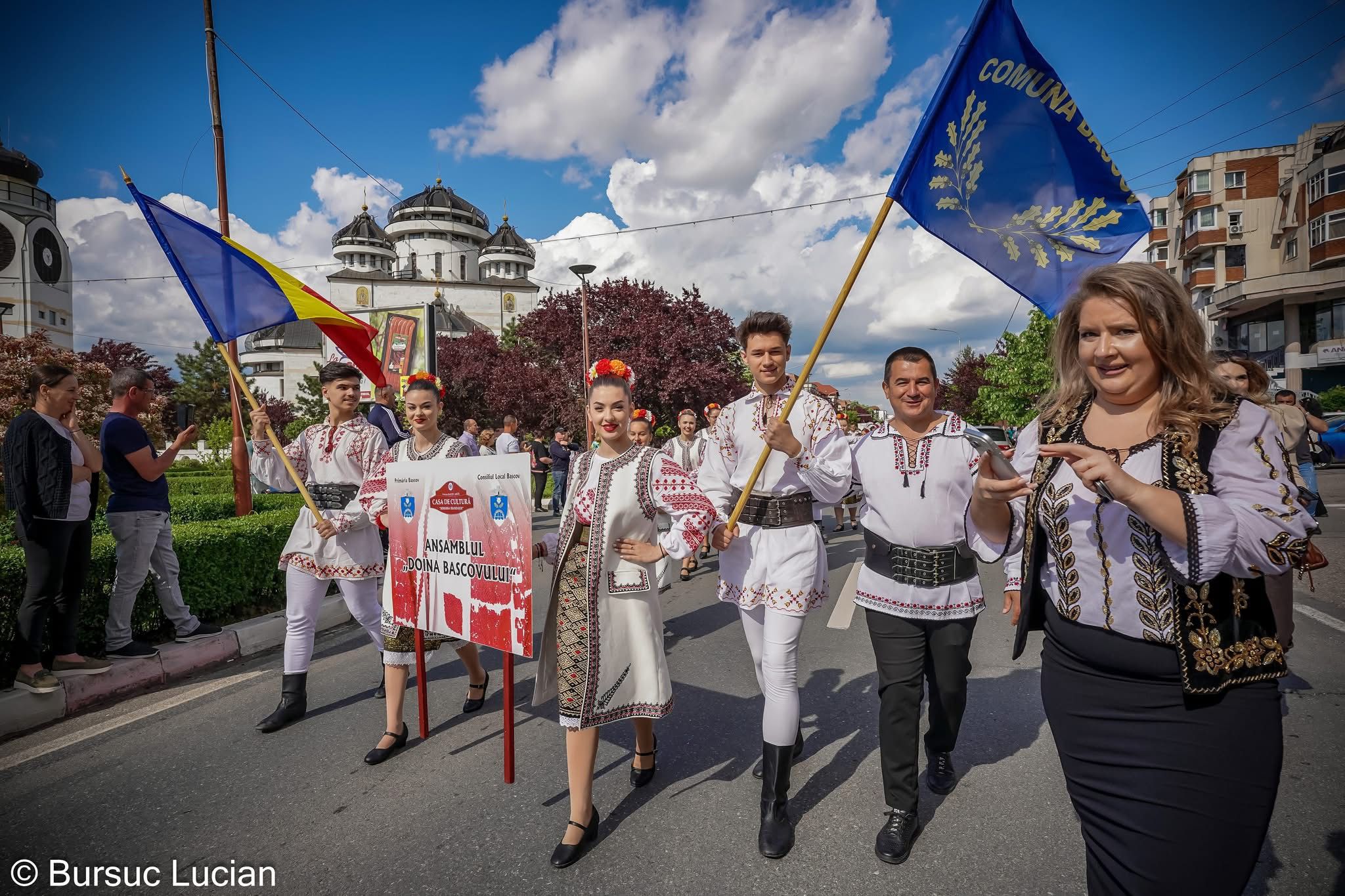 Dansatorii bascoveni, în parada Zilei Naționale a Portului Popular din România, la Mioveni!