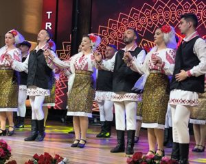 Dansatorii Ansamblului ”Doina Bascovului”, prestatie de excelenta in cadrul spectacolului ”Traditii muntenesti”!