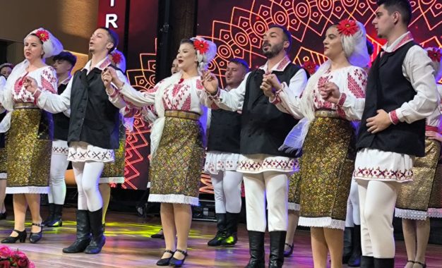 Dansatorii Ansamblului ”Doina Bascovului”, prestatie de excelenta in cadrul spectacolului ”Traditii muntenesti”!
