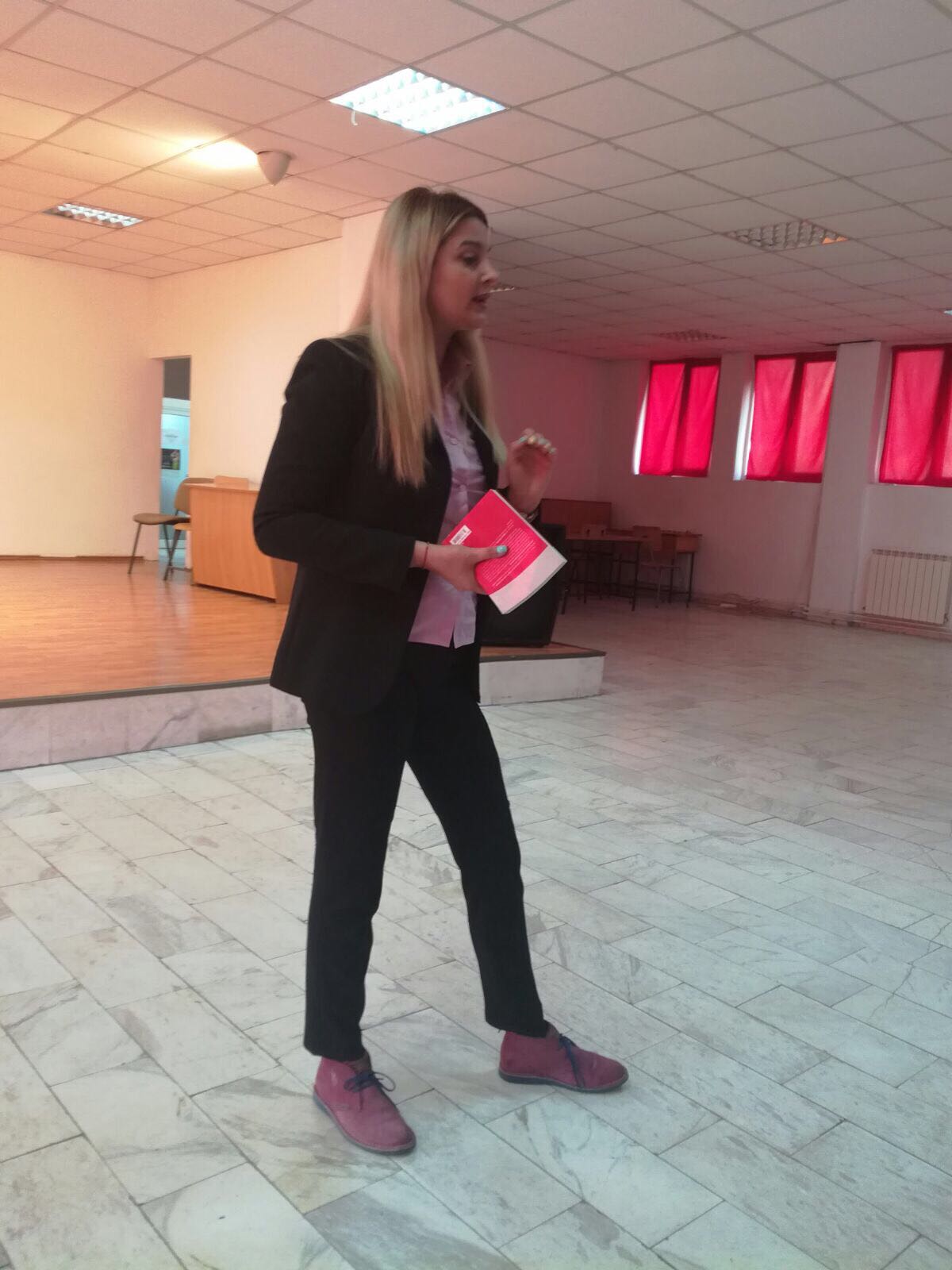 Lorena Toma si Liliana Sterea, studente la Drept , au sustinut cursuri de educatie juridica pentru liceenii Colegiul Odobescu