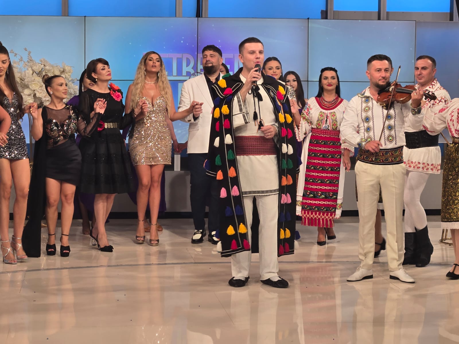 Dansatorii bascoveni au început luna iulie pe platoul de filmare, la Antena Stars!