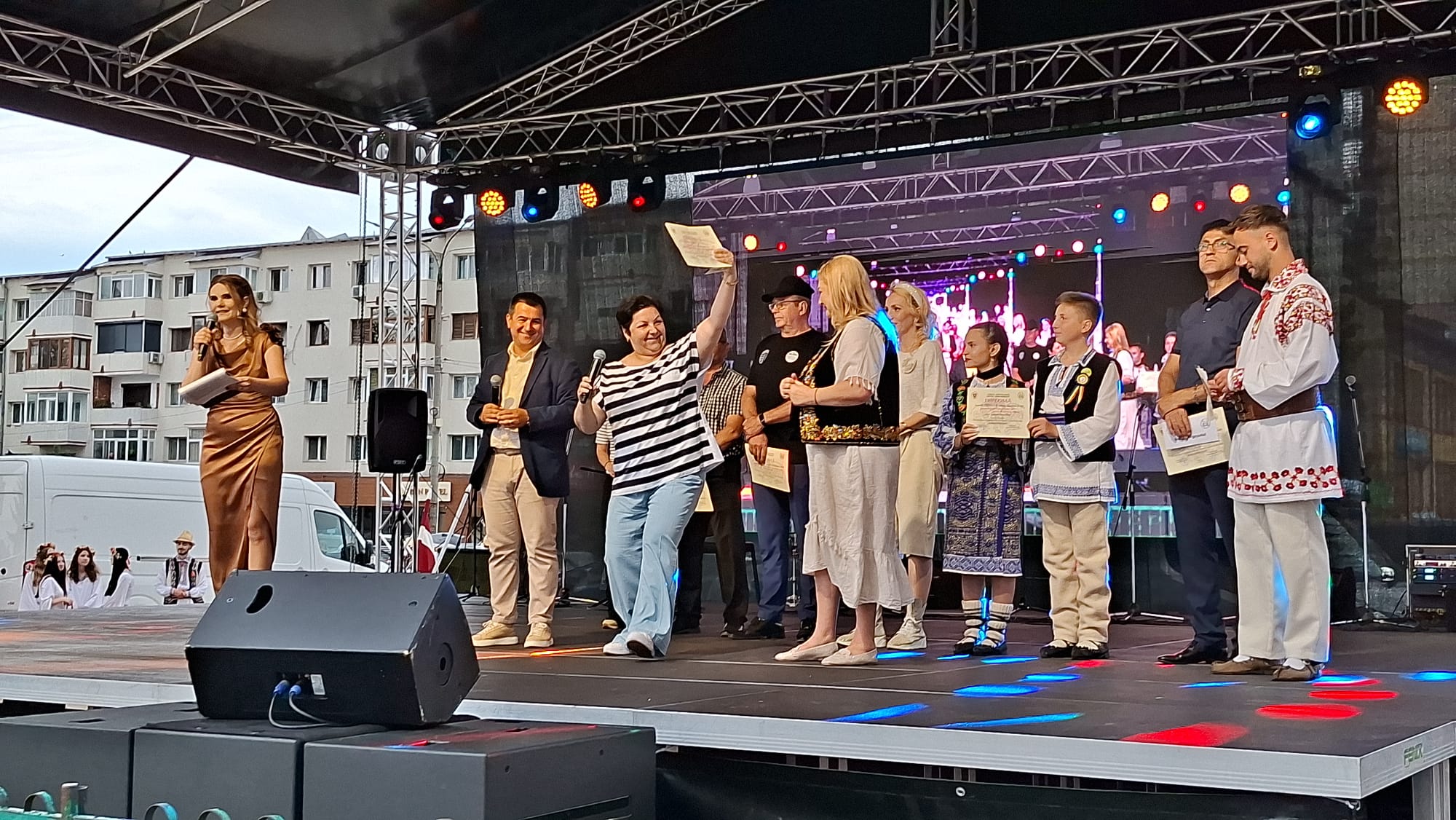 DANSATORII BASCOVENI, CÂȘTIGĂTORII MARELUI PREMIU ȘI AL TROFELUI CONCURSULUI JUDEȚEAN ’’GHEORGHE POPESCU JUDEȚ’’!